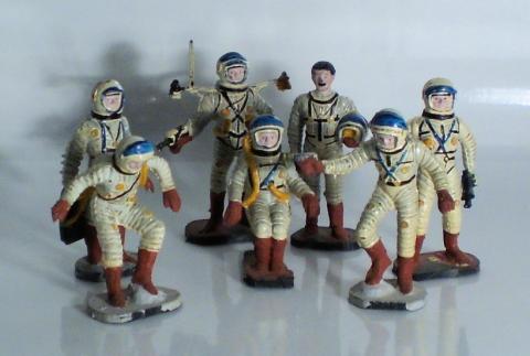 Science Fiction/Fantastiche - Werbung -  - Bonux - Lot de 7 cosmonautes en plastique peints (couleur noire à l'origine)
