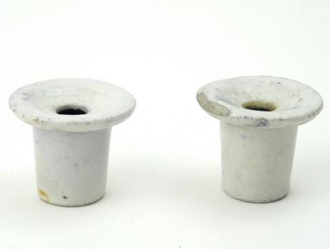 Lehrmaterial -  - Encrier en porcelaine pour pupitre d'écolier (années 60) - 4 cm