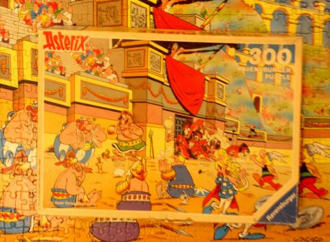 Uderzo (Asterix) - Spiele, Spielzeuge - Albert UDERZO - Astérix - Ravensburger - 132836 - Astérix et les gladiateurs/In der Arena/Nell'arena dei gladiatori/In The Arena/In de arena - Puzzle 300 pièces - 49,3 x 36,2 cm - MANQUE 1 PIÈCE