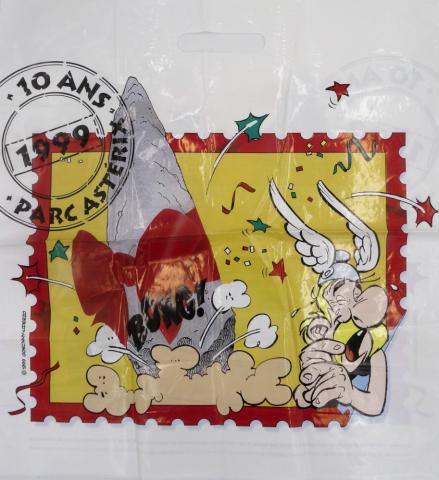 Uderzo (Asterix) - Parc Astérix - Albert UDERZO - Astérix - Parc Astérix - 1999 : 10 ans - sac plastique - 44 x 48 cm