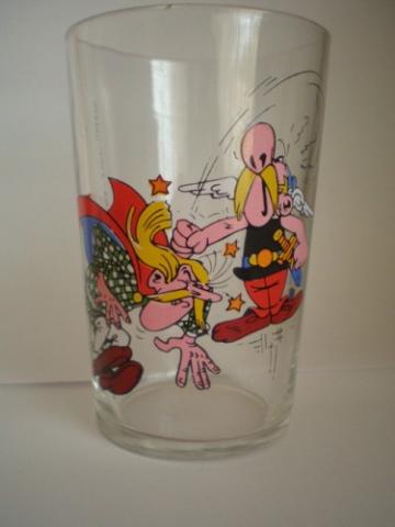 Uderzo (Asterix) - Bédévitrophilie - Albert UDERZO - Astérix - Dargaud - verre 68-04 - Astérix assomme Assurancetourix - avec inscription