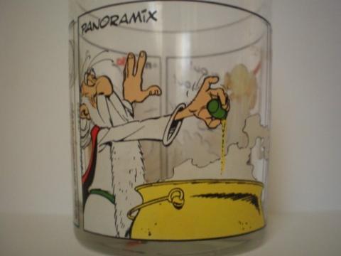 Uderzo (Asterix) - Bédévitrophilie - Albert UDERZO - Astérix - Nutella - verre 96-A-3 - Panoramix potion, pois verts sur le visage (strip de 3 cases)