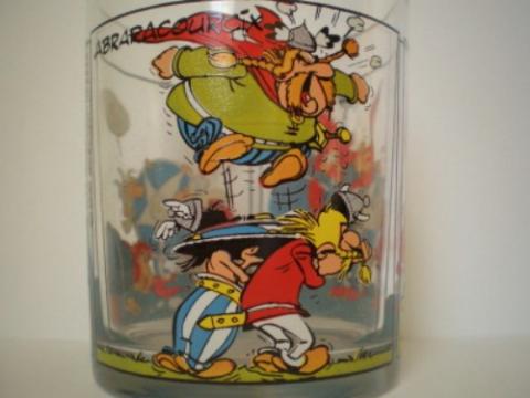 Uderzo (Asterix) - Bédévitrophilie - Albert UDERZO - Astérix - Nutella - verre 96-A-4 - Abraracourcix tombe de son bouclier (strip de 3 cases)