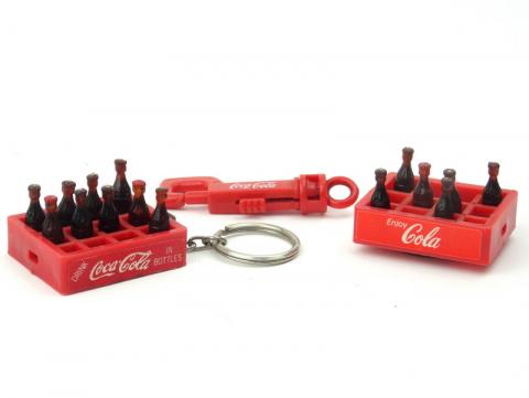 Coca-Cola -  - Coca-Cola - objets publicitaires - 2 casiers sous forme de magnet et de porte-clés - On joint un goupillon