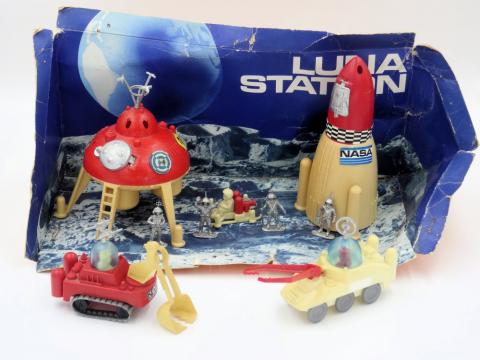 Science-Fiction/Fantastique - Robots, jeux et jouets S.-F. et fantastique -  - Jouet ancien - Jean - Luna Station - Plastique beige/rouge/argenté - Made in Western Germany