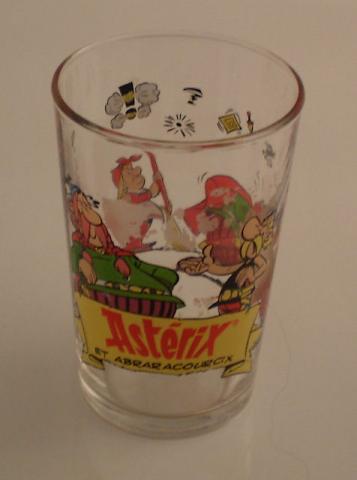 Uderzo (Asterix) - Bédévitrophilie - Albert UDERZO - Astérix - Amora - verre 00-C-6b - décor n° 6 - Astérix, Abraracourcix, Bonemine (chaussures brun foncé)